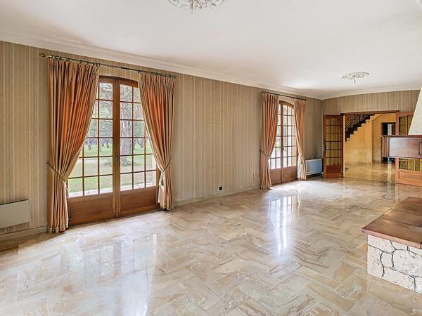 Villa T5 avec parc arboré de 1692m² , double garage- PINS JUSTARET