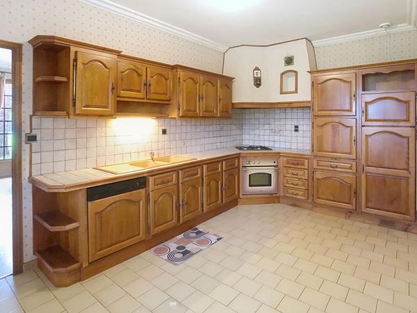 Villa T5 avec parc arboré de 1692m² , double garage- PINS JUSTARET