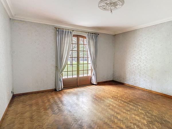 Villa T5 avec parc arboré de 1692m² , double garage- PINS JUSTARET