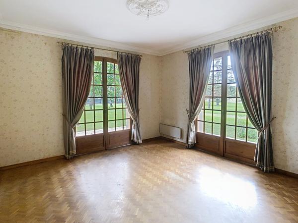 Villa T5 avec parc arboré de 1692m² , double garage- PINS JUSTARET