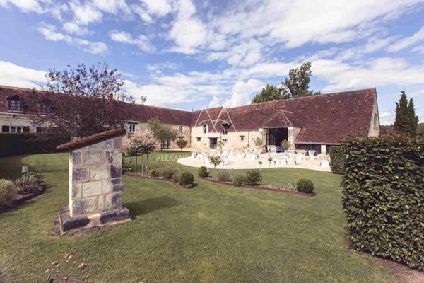 Ferme du 17eme sur 4,2ha à Sainte Maure de Touraine: Mariage/Evènementiel: Opportunité d'investissement unique!
