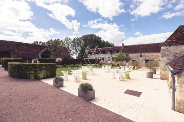 Ferme du 17eme sur 4,2ha à Sainte Maure de Touraine: Mariage/Evènementiel: Opportunité d'investissement unique!