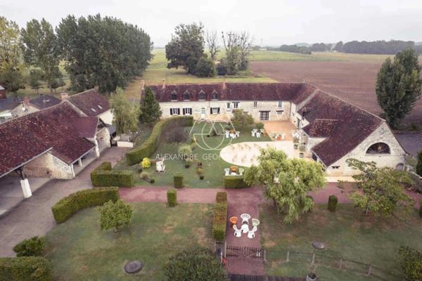 Ferme du 17eme sur 4,2ha à Sainte Maure de Touraine: Mariage/Evènementiel: Opportunité d'investissement unique!