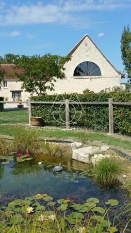 Ferme du 17eme sur 4,2ha à Sainte Maure de Touraine: Mariage/Evènementiel: Opportunité d'investissement unique!