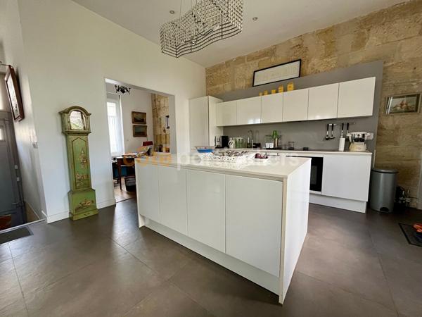 Vente
                Maison180 m² - 5 Pièces -
                    BORDEAUX (33100)