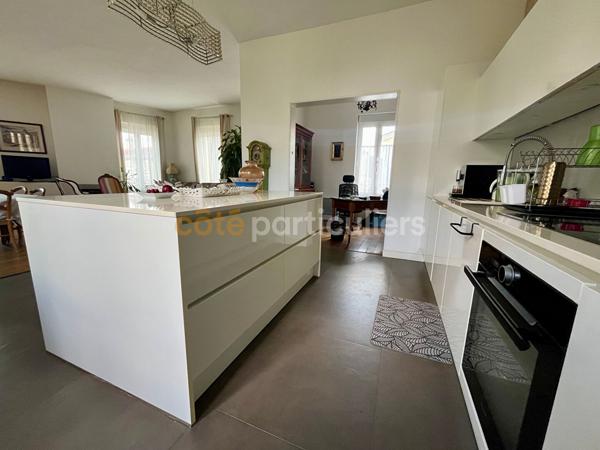 Vente
                Maison180 m² - 5 Pièces -
                    BORDEAUX (33100)