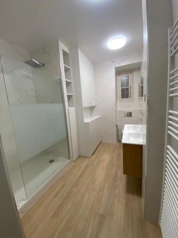 Location
                Appartement160 m² - 5 Pièces -
                    PARIS (75016)