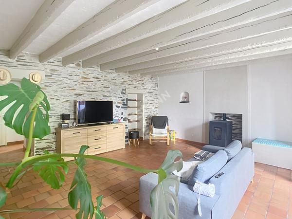 A vendre , maison ancienne en plein centre ville d'Avrille avec une parcelle de plus de 400m², 3 chambres,poêle à granulés tomettes, poutres, jardin et garage.A 200m des commerces et du tramway.