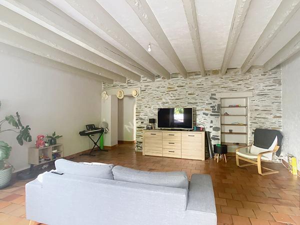 A vendre , maison ancienne en plein centre ville d'Avrille avec une parcelle de plus de 400m², 3 chambres,poêle à granulés tomettes, poutres, jardin et garage.A 200m des commerces et du tramway.