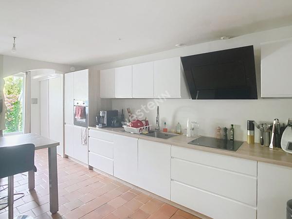 A vendre , maison ancienne en plein centre ville d'Avrille avec une parcelle de plus de 400m², 3 chambres,poêle à granulés tomettes, poutres, jardin et garage.A 200m des commerces et du tramway.