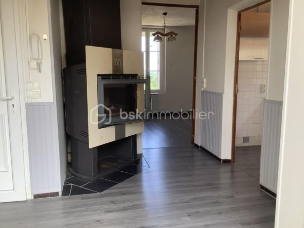 Au cœur d'un quartier paisible et pourtant proche de toutes commodités, cette maison de 90 m² datant de 1980 vous offre une qualité de vie exceptionnelle. Son emplacement stratégique conjugue parfaitement tranquillité et proximité urbaine pour un quotidien des plus agréables.
La maison propose 4 pièces à agencer selon vos envies, avec une cave pratique pour le rangement. Malgré l'absence de parking, ce bien sans mitoyenneté s'adapte facilement à vos attentes.
Proche de tous les services : transports, écoles et commerces, tout le confort s'offre à vous sans compromis. 
Ce bien est idéale pour un premier achat ou bien un achat locatif.
Venez imaginer et donner vie à votre futur projet dans cette maison aux nombreuses possibilités !