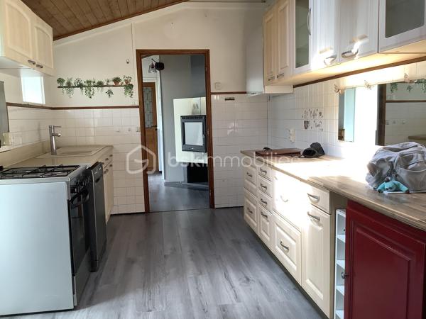 Au cœur d'un quartier paisible et pourtant proche de toutes commodités, cette maison de 90 m² datant de 1980 vous offre une qualité de vie exceptionnelle. Son emplacement stratégique conjugue parfaitement tranquillité et proximité urbaine pour un quotidien des plus agréables.
La maison propose 4 pièces à agencer selon vos envies, avec une cave pratique pour le rangement. Malgré l'absence de parking, ce bien sans mitoyenneté s'adapte facilement à vos attentes.
Proche de tous les services : transports, écoles et commerces, tout le confort s'offre à vous sans compromis. 
Ce bien est idéale pour un premier achat ou bien un achat locatif.
Venez imaginer et donner vie à votre futur projet dans cette maison aux nombreuses possibilités !