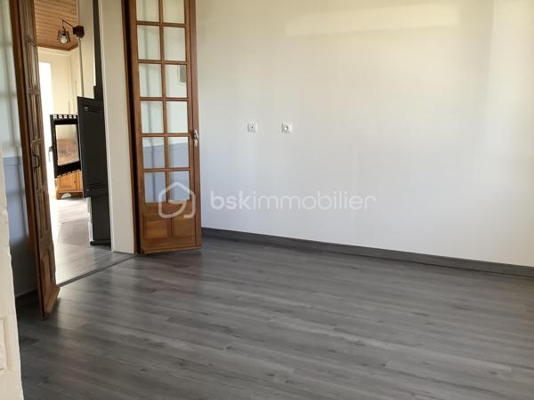 Au cœur d'un quartier paisible et pourtant proche de toutes commodités, cette maison de 90 m² datant de 1980 vous offre une qualité de vie exceptionnelle. Son emplacement stratégique conjugue parfaitement tranquillité et proximité urbaine pour un quotidien des plus agréables.
La maison propose 4 pièces à agencer selon vos envies, avec une cave pratique pour le rangement. Malgré l'absence de parking, ce bien sans mitoyenneté s'adapte facilement à vos attentes.
Proche de tous les services : transports, écoles et commerces, tout le confort s'offre à vous sans compromis. 
Ce bien est idéale pour un premier achat ou bien un achat locatif.
Venez imaginer et donner vie à votre futur projet dans cette maison aux nombreuses possibilités !