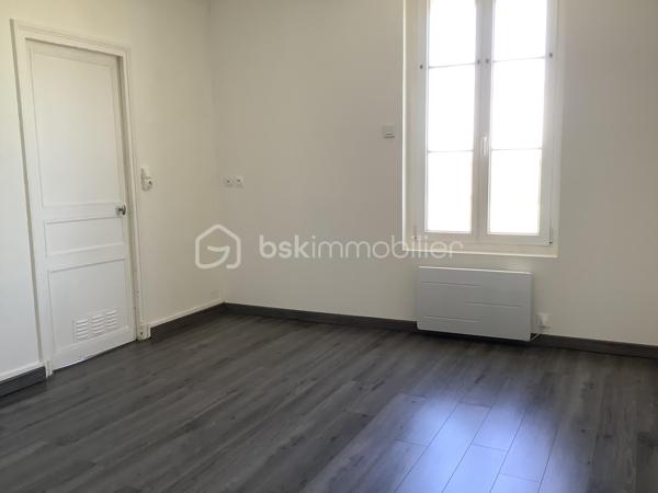 Au cœur d'un quartier paisible et pourtant proche de toutes commodités, cette maison de 90 m² datant de 1980 vous offre une qualité de vie exceptionnelle. Son emplacement stratégique conjugue parfaitement tranquillité et proximité urbaine pour un quotidien des plus agréables.
La maison propose 4 pièces à agencer selon vos envies, avec une cave pratique pour le rangement. Malgré l'absence de parking, ce bien sans mitoyenneté s'adapte facilement à vos attentes.
Proche de tous les services : transports, écoles et commerces, tout le confort s'offre à vous sans compromis. 
Ce bien est idéale pour un premier achat ou bien un achat locatif.
Venez imaginer et donner vie à votre futur projet dans cette maison aux nombreuses possibilités !