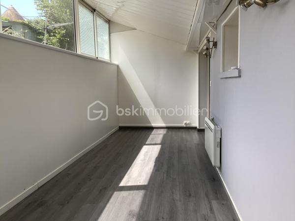 Au cœur d'un quartier paisible et pourtant proche de toutes commodités, cette maison de 90 m² datant de 1980 vous offre une qualité de vie exceptionnelle. Son emplacement stratégique conjugue parfaitement tranquillité et proximité urbaine pour un quotidien des plus agréables.
La maison propose 4 pièces à agencer selon vos envies, avec une cave pratique pour le rangement. Malgré l'absence de parking, ce bien sans mitoyenneté s'adapte facilement à vos attentes.
Proche de tous les services : transports, écoles et commerces, tout le confort s'offre à vous sans compromis. 
Ce bien est idéale pour un premier achat ou bien un achat locatif.
Venez imaginer et donner vie à votre futur projet dans cette maison aux nombreuses possibilités !