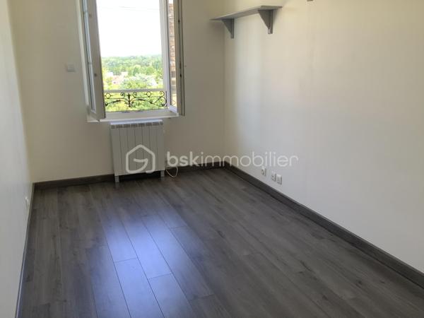 Au cœur d'un quartier paisible et pourtant proche de toutes commodités, cette maison de 90 m² datant de 1980 vous offre une qualité de vie exceptionnelle. Son emplacement stratégique conjugue parfaitement tranquillité et proximité urbaine pour un quotidien des plus agréables.
La maison propose 4 pièces à agencer selon vos envies, avec une cave pratique pour le rangement. Malgré l'absence de parking, ce bien sans mitoyenneté s'adapte facilement à vos attentes.
Proche de tous les services : transports, écoles et commerces, tout le confort s'offre à vous sans compromis. 
Ce bien est idéale pour un premier achat ou bien un achat locatif.
Venez imaginer et donner vie à votre futur projet dans cette maison aux nombreuses possibilités !