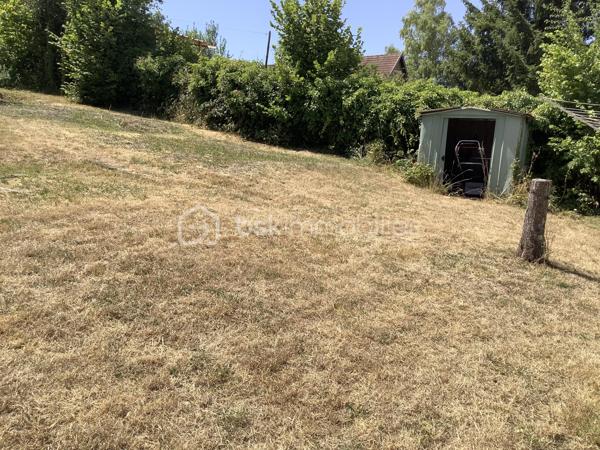 Au cœur d'un quartier paisible et pourtant proche de toutes commodités, cette maison de 90 m² datant de 1980 vous offre une qualité de vie exceptionnelle. Son emplacement stratégique conjugue parfaitement tranquillité et proximité urbaine pour un quotidien des plus agréables.
La maison propose 4 pièces à agencer selon vos envies, avec une cave pratique pour le rangement. Malgré l'absence de parking, ce bien sans mitoyenneté s'adapte facilement à vos attentes.
Proche de tous les services : transports, écoles et commerces, tout le confort s'offre à vous sans compromis. 
Ce bien est idéale pour un premier achat ou bien un achat locatif.
Venez imaginer et donner vie à votre futur projet dans cette maison aux nombreuses possibilités !