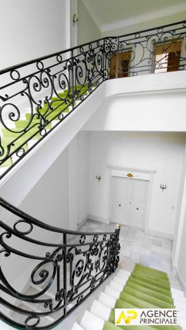 Versailles Glatigny Appartement d'exception 6 pièces duplex 184.40 m² situé au 1er et dernier étage d'une propriété divisée. En dépendance: 2 caves, chambre de service, jardin arboré et place de parking €1 620 000 ** - Référence 27638