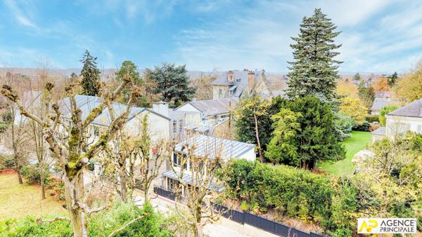 Versailles Glatigny Appartement d'exception 6 pièces duplex 184.40 m² situé au 1er et dernier étage d'une propriété divisée. En dépendance: 2 caves, chambre de service, jardin arboré et place de parking €1 620 000 ** - Référence 27638