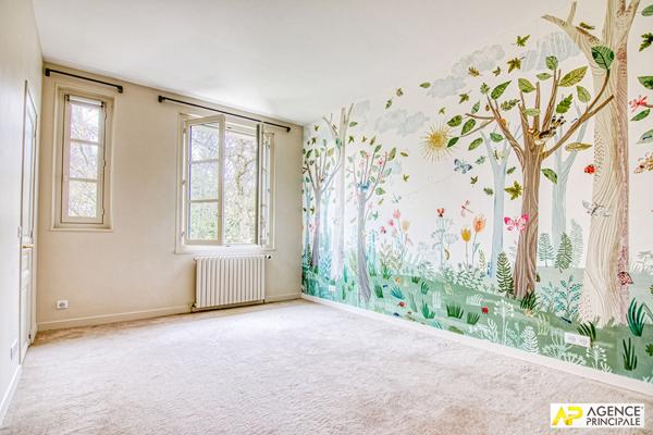Versailles Glatigny Appartement d'exception 6 pièces duplex 184.40 m² situé au 1er et dernier étage d'une propriété divisée. En dépendance: 2 caves, chambre de service, jardin arboré et place de parking €1 620 000 ** - Référence 27638