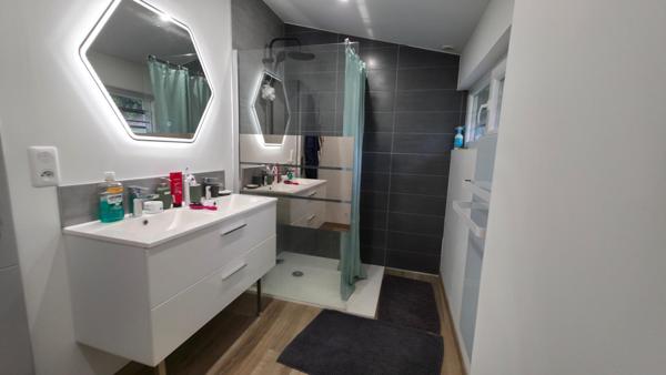 Maison rénovée avec terrain arboré