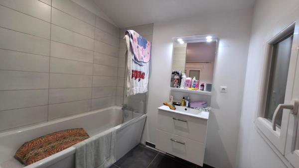 Maison rénovée avec terrain arboré