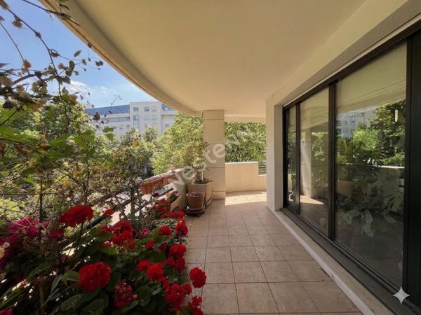 Grand Appartement  de 4 pièces à vendre à Puteaux  avec cave et parking, balcon et terrasse