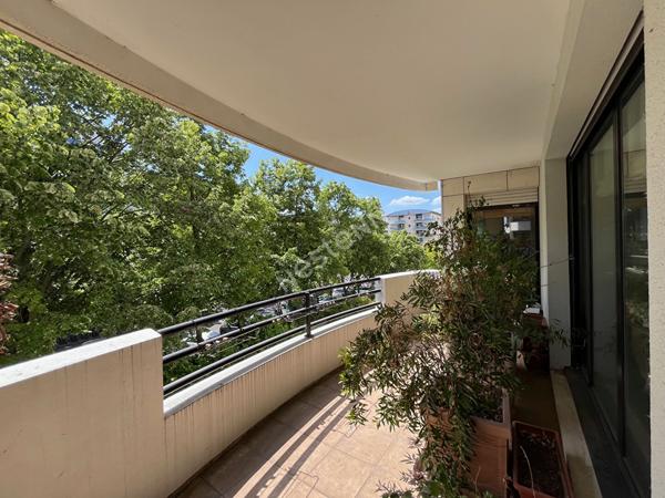 Grand Appartement  de 4 pièces à vendre à Puteaux  avec cave et parking, balcon et terrasse