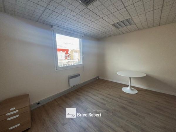 Bureaux à louer avec accès indépendant à Meyzieu proche transports