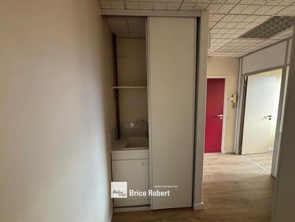 Bureaux à louer avec accès indépendant à Meyzieu proche transports