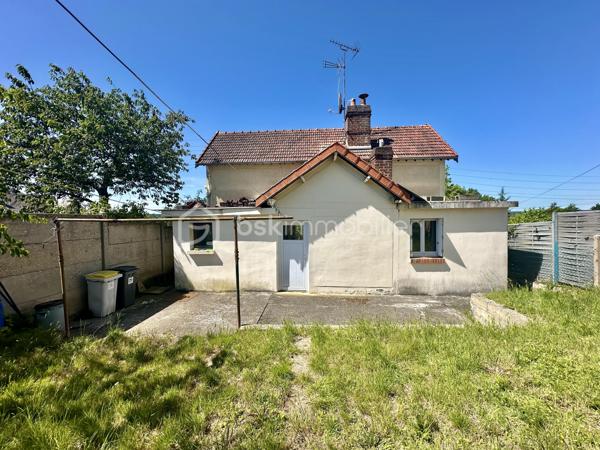 À découvrir sur la commune du Trait, cette maison d'habitation d'environ 80 m², idéale pour un premier achat ou un projet d'investissement.

Elle se compose au rez-de-chaussée d'une entrée, d'une cuisine indépendante, d'une pièce de vie lumineuse de 21 m² regroupant salon et salle à manger, ainsi que d'une salle d'eau avec douche.

À l'étage, vous trouverez deux chambres en enfilade, un dressing ainsi qu'un bureau, offrant de nombreuses possibilités d'aménagement selon vos besoins.

À l'extérieur, vous profiterez d'un terrain de 212 m², agréable pour créer un espace détente, un potager ou accueillir vos animaux.

Les atouts
Maison de 80 m²
Pièce de vie de 21 m²
Cuisine indépendante
2 chambres
Dressing
Bureau
Terrain de 212 m²
Secteur proche des commerces, écoles et commodités
Travaux à prévoir

Le logement est classé DPE : G. Des travaux de rénovation énergétique sont à envisager afin d'améliorer le confort et les performances du bien. Cette situation est naturellement prise en compte dans le prix de vente, offrant une belle opportunité aux acquéreurs souhaitant personnaliser leur futur logement tout en valorisant leur investissement.

📞 Pour plus de renseignements ou organiser une visite, contactez-moi sans attendre !