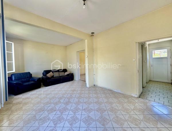 À découvrir sur la commune du Trait, cette maison d'habitation d'environ 80 m², idéale pour un premier achat ou un projet d'investissement.

Elle se compose au rez-de-chaussée d'une entrée, d'une cuisine indépendante, d'une pièce de vie lumineuse de 21 m² regroupant salon et salle à manger, ainsi que d'une salle d'eau avec douche.

À l'étage, vous trouverez deux chambres en enfilade, un dressing ainsi qu'un bureau, offrant de nombreuses possibilités d'aménagement selon vos besoins.

À l'extérieur, vous profiterez d'un terrain de 212 m², agréable pour créer un espace détente, un potager ou accueillir vos animaux.

Les atouts
Maison de 80 m²
Pièce de vie de 21 m²
Cuisine indépendante
2 chambres
Dressing
Bureau
Terrain de 212 m²
Secteur proche des commerces, écoles et commodités
Travaux à prévoir

Le logement est classé DPE : G. Des travaux de rénovation énergétique sont à envisager afin d'améliorer le confort et les performances du bien. Cette situation est naturellement prise en compte dans le prix de vente, offrant une belle opportunité aux acquéreurs souhaitant personnaliser leur futur logement tout en valorisant leur investissement.

📞 Pour plus de renseignements ou organiser une visite, contactez-moi sans attendre !