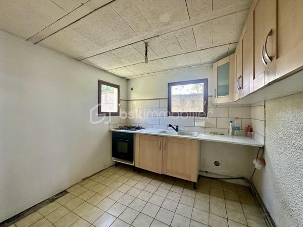 À découvrir sur la commune du Trait, cette maison d'habitation d'environ 80 m², idéale pour un premier achat ou un projet d'investissement.

Elle se compose au rez-de-chaussée d'une entrée, d'une cuisine indépendante, d'une pièce de vie lumineuse de 21 m² regroupant salon et salle à manger, ainsi que d'une salle d'eau avec douche.

À l'étage, vous trouverez deux chambres en enfilade, un dressing ainsi qu'un bureau, offrant de nombreuses possibilités d'aménagement selon vos besoins.

À l'extérieur, vous profiterez d'un terrain de 212 m², agréable pour créer un espace détente, un potager ou accueillir vos animaux.

Les atouts
Maison de 80 m²
Pièce de vie de 21 m²
Cuisine indépendante
2 chambres
Dressing
Bureau
Terrain de 212 m²
Secteur proche des commerces, écoles et commodités
Travaux à prévoir

Le logement est classé DPE : G. Des travaux de rénovation énergétique sont à envisager afin d'améliorer le confort et les performances du bien. Cette situation est naturellement prise en compte dans le prix de vente, offrant une belle opportunité aux acquéreurs souhaitant personnaliser leur futur logement tout en valorisant leur investissement.

📞 Pour plus de renseignements ou organiser une visite, contactez-moi sans attendre !