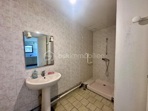 À découvrir sur la commune du Trait, cette maison d'habitation d'environ 80 m², idéale pour un premier achat ou un projet d'investissement.

Elle se compose au rez-de-chaussée d'une entrée, d'une cuisine indépendante, d'une pièce de vie lumineuse de 21 m² regroupant salon et salle à manger, ainsi que d'une salle d'eau avec douche.

À l'étage, vous trouverez deux chambres en enfilade, un dressing ainsi qu'un bureau, offrant de nombreuses possibilités d'aménagement selon vos besoins.

À l'extérieur, vous profiterez d'un terrain de 212 m², agréable pour créer un espace détente, un potager ou accueillir vos animaux.

Les atouts
Maison de 80 m²
Pièce de vie de 21 m²
Cuisine indépendante
2 chambres
Dressing
Bureau
Terrain de 212 m²
Secteur proche des commerces, écoles et commodités
Travaux à prévoir

Le logement est classé DPE : G. Des travaux de rénovation énergétique sont à envisager afin d'améliorer le confort et les performances du bien. Cette situation est naturellement prise en compte dans le prix de vente, offrant une belle opportunité aux acquéreurs souhaitant personnaliser leur futur logement tout en valorisant leur investissement.

📞 Pour plus de renseignements ou organiser une visite, contactez-moi sans attendre !