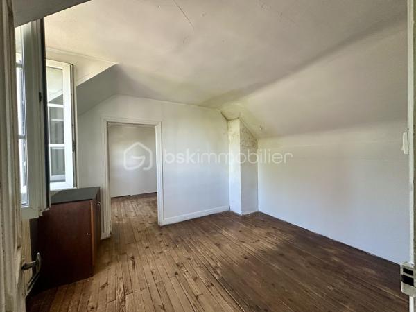 À découvrir sur la commune du Trait, cette maison d'habitation d'environ 80 m², idéale pour un premier achat ou un projet d'investissement.

Elle se compose au rez-de-chaussée d'une entrée, d'une cuisine indépendante, d'une pièce de vie lumineuse de 21 m² regroupant salon et salle à manger, ainsi que d'une salle d'eau avec douche.

À l'étage, vous trouverez deux chambres en enfilade, un dressing ainsi qu'un bureau, offrant de nombreuses possibilités d'aménagement selon vos besoins.

À l'extérieur, vous profiterez d'un terrain de 212 m², agréable pour créer un espace détente, un potager ou accueillir vos animaux.

Les atouts
Maison de 80 m²
Pièce de vie de 21 m²
Cuisine indépendante
2 chambres
Dressing
Bureau
Terrain de 212 m²
Secteur proche des commerces, écoles et commodités
Travaux à prévoir

Le logement est classé DPE : G. Des travaux de rénovation énergétique sont à envisager afin d'améliorer le confort et les performances du bien. Cette situation est naturellement prise en compte dans le prix de vente, offrant une belle opportunité aux acquéreurs souhaitant personnaliser leur futur logement tout en valorisant leur investissement.

📞 Pour plus de renseignements ou organiser une visite, contactez-moi sans attendre !
