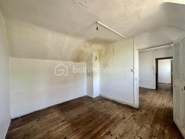 À découvrir sur la commune du Trait, cette maison d'habitation d'environ 80 m², idéale pour un premier achat ou un projet d'investissement.

Elle se compose au rez-de-chaussée d'une entrée, d'une cuisine indépendante, d'une pièce de vie lumineuse de 21 m² regroupant salon et salle à manger, ainsi que d'une salle d'eau avec douche.

À l'étage, vous trouverez deux chambres en enfilade, un dressing ainsi qu'un bureau, offrant de nombreuses possibilités d'aménagement selon vos besoins.

À l'extérieur, vous profiterez d'un terrain de 212 m², agréable pour créer un espace détente, un potager ou accueillir vos animaux.

Les atouts
Maison de 80 m²
Pièce de vie de 21 m²
Cuisine indépendante
2 chambres
Dressing
Bureau
Terrain de 212 m²
Secteur proche des commerces, écoles et commodités
Travaux à prévoir

Le logement est classé DPE : G. Des travaux de rénovation énergétique sont à envisager afin d'améliorer le confort et les performances du bien. Cette situation est naturellement prise en compte dans le prix de vente, offrant une belle opportunité aux acquéreurs souhaitant personnaliser leur futur logement tout en valorisant leur investissement.

📞 Pour plus de renseignements ou organiser une visite, contactez-moi sans attendre !
