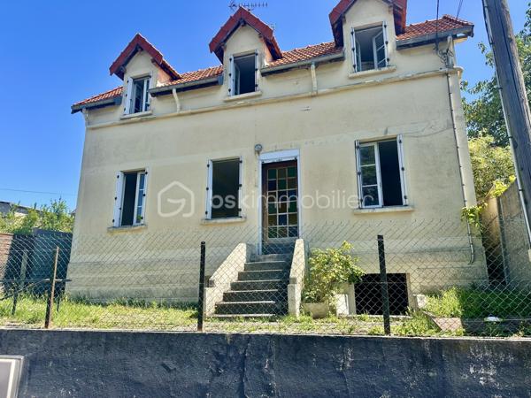 À découvrir sur la commune du Trait, cette maison d'habitation d'environ 80 m², idéale pour un premier achat ou un projet d'investissement.

Elle se compose au rez-de-chaussée d'une entrée, d'une cuisine indépendante, d'une pièce de vie lumineuse de 21 m² regroupant salon et salle à manger, ainsi que d'une salle d'eau avec douche.

À l'étage, vous trouverez deux chambres en enfilade, un dressing ainsi qu'un bureau, offrant de nombreuses possibilités d'aménagement selon vos besoins.

À l'extérieur, vous profiterez d'un terrain de 212 m², agréable pour créer un espace détente, un potager ou accueillir vos animaux.

Les atouts
Maison de 80 m²
Pièce de vie de 21 m²
Cuisine indépendante
2 chambres
Dressing
Bureau
Terrain de 212 m²
Secteur proche des commerces, écoles et commodités
Travaux à prévoir

Le logement est classé DPE : G. Des travaux de rénovation énergétique sont à envisager afin d'améliorer le confort et les performances du bien. Cette situation est naturellement prise en compte dans le prix de vente, offrant une belle opportunité aux acquéreurs souhaitant personnaliser leur futur logement tout en valorisant leur investissement.

📞 Pour plus de renseignements ou organiser une visite, contactez-moi sans attendre !