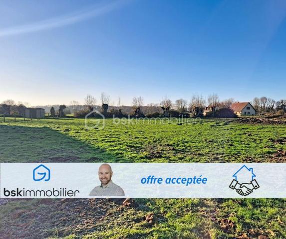 Si vous êtes à la recherche d'un terrain constructible à proximité immédiate des commerces et des écoles de Beuzeville, alors cette parcelle est faite pour vous ! 
Situé dans un quartier résidentiel, hors lotissement, ce beau terrain plat exposé plein sud de 986 m² (idéal pour une maison de plain-pied) sera l'endroit parfait pour votre projet de construction. L'ensemble des réseaux (eau, électricité, fibre et tout à l'égout ) sont en bordure. 
Contactez moi pour en savoir plus !