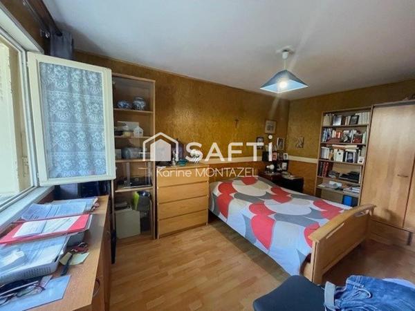 Maison traditionnelle de plain pied avec cave et garage