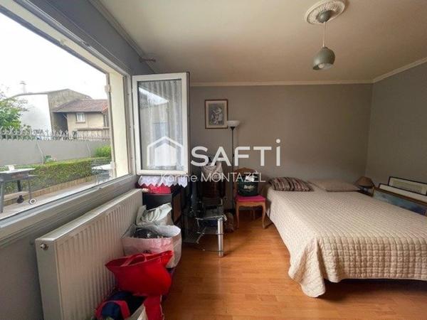 Maison traditionnelle de plain pied avec cave et garage