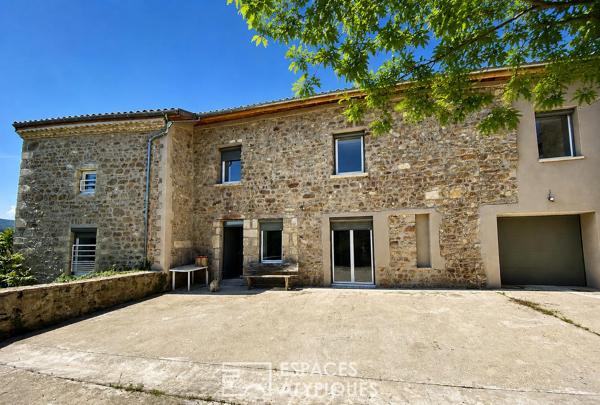 Village d’Ardèche, le format atypique d’une maison ancienne rénovée.