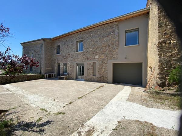 Village d’Ardèche, le format atypique d’une maison ancienne rénovée.