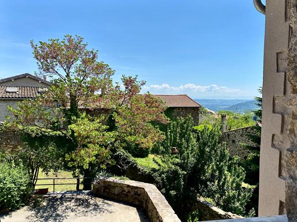 Village d’Ardèche, le format atypique d’une maison ancienne rénovée.