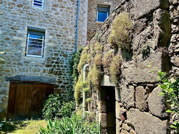 Village d’Ardèche, le format atypique d’une maison ancienne rénovée.