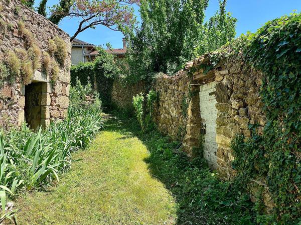 Village d’Ardèche, le format atypique d’une maison ancienne rénovée.