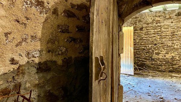 Village d’Ardèche, le format atypique d’une maison ancienne rénovée.
