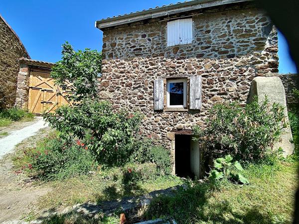Village d’Ardèche, le format atypique d’une maison ancienne rénovée.