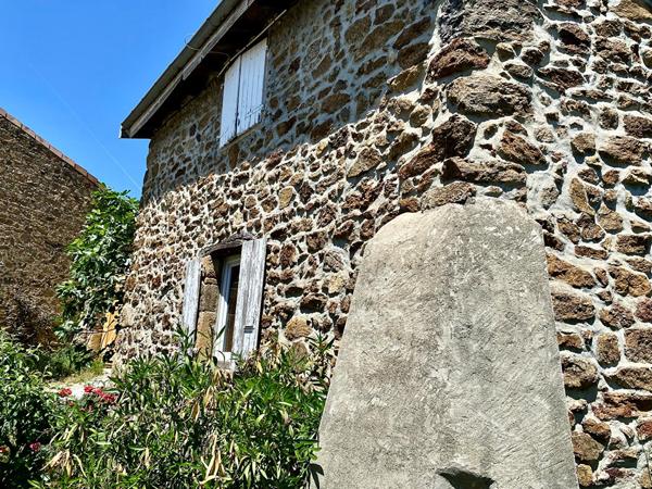 Village d’Ardèche, le format atypique d’une maison ancienne rénovée.