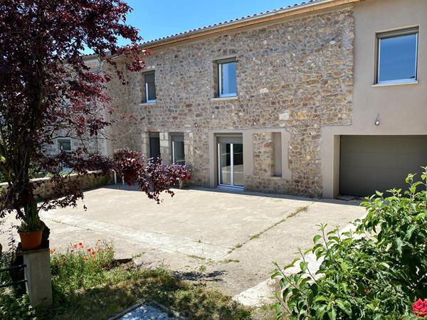 Village d’Ardèche, le format atypique d’une maison ancienne rénovée.
