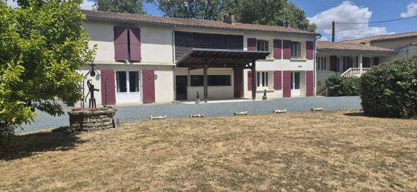 Maison de village rénovée avec piscine et plus d'un hectare de terrain